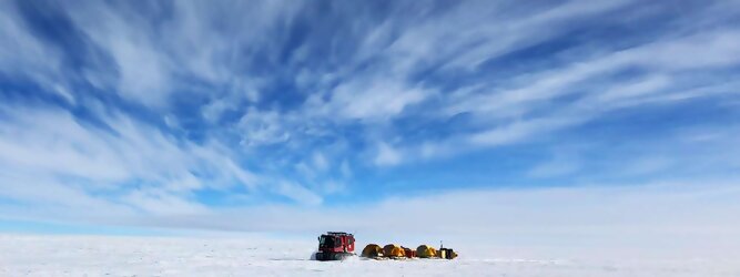 Trip Islands beliebtes Urlaubsziel – Antarktis - Null Bewohner, Millionen Pinguine und feste Dimensionen. Am südlichen Ende der Erde, wo die Sonne nur zwischen Frühjahr und Herbst über dem Horizont aufgeht, liegt der 7. Kontinent, die Antarktis. Riesig, bis auf ein paar Forscher unbewohnt und ohne offiziellen Besitzer. Eine Welt, die überrascht, bevor Sie sie sehen. Deshalb ist ein Besuch definitiv etwas für die Schatzkiste der Erinnerung und allein die Ausmaße dieser Destination sind eine Sache für sich. Du trittst aus deinem gemütlichen Hotelzimmer und es begrüßt dich die warme italienische Sonne. Du blickst auf den atemberaubenden Gardasee, der in zahlreichen Blautönen schimmert - von tiefem Dunkelblau bis zu funkelndem Türkis. Majestätische Berge umgeben dich, während die Brise sanft deine Haut streichelt und der Duft von blühenden Zitronenbäumen deine Nase kitzelt. Du schlenderst die malerischen, engen Gassen entlang, vorbei an farbenfrohen, blumengeschmückten Häusern. Vereinzelt unterbricht das fröhliche Lachen der Einheimischen die friedvolle Stille. Du fühlst dich wie in einem Traum, der nicht enden will. Jeder Schritt führt dich zu neuen Entdeckungen und Abenteuern. Du probierst die köstliche italienische Küche mit ihren frischen Zutaten und verführerischen Aromen. Die Sonne geht langsam unter und taucht den Himmel in ein leuchtendes Orange-rot - ein spektakulärer Anblick.