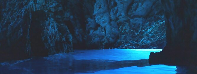 Trip Islands Reisetipps - Die Blaue Grotte von Bisevo in Kroatien ist nur per Boot erreichbar. Atemberaubend schön fasziniert dieses Naturphänomen in leuchtenden intensiven Blautönen. Ein idyllisches Highlight der vorzüglich geführten Speedboot-Tour im Adria Inselparadies, mit fantastisch facettenreicher Unterwasserwelt. Die Blaue Grotte ist ein Naturwunder, das auf der kroatischen Insel Bisevo zu finden ist. Sie ist berühmt für ihr kristallklares Wasser und die einzigartige bläuliche Farbe, die durch das Sonnenlicht in der Höhle entsteht. Die Blaue Grotte kann nur durch eine Bootstour erreicht werden, die oft Teil einer Fünf-Insel-Tour ist.