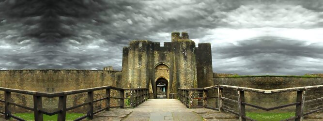 Trip Islands Reisetipps - Caerphilly Castle - ein Bollwerk aus dem 13. Jahrhundert in Wales, Vereinigtes Königreich. Mit einem aufsehenerregenden Turm, der schiefer ist wie der Schiefe Turm zu Pisa. Wie jede Burg mit Prestige, hat sie auch einen Geist, „The Green Lady“ spukt in den Gemächern, wo ihr Geliebter den Tod fand. Wo man in Wales oft – und nicht ohne Grund – das Gefühl hat, dass ein Schloss ziemlich gleich ist, ist Caerphilly Castle bei Cardiff eine sehr willkommene Abwechslung. Die Burg ist nicht nur deutlich größer, sondern auch älter als die Burgen, die später von Edward I. als Ring um Snowdonia gebaut wurden.