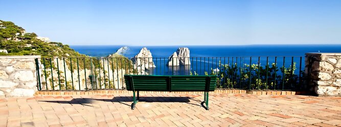 Trip Islands Feriendestination - Capri ist eine blühende Insel mit weißen Gebäuden, die einen schönen Kontrast zum tiefen Blau des Meeres bilden. Die durchschnittlichen Frühlings- und Herbsttemperaturen liegen bei etwa 14°-16°C, die besten Reisemonate sind April, Mai, Juni, September und Oktober. Auch in den Wintermonaten sorgt das milde Klima für Wohlbefinden und eine üppige Vegetation. Die beliebtesten Orte für Capri Ferien, locken mit besten Angebote für Hotels und Ferienunterkünfte mit Werbeaktionen, Rabatten, Sonderangebote für Capri Urlaub buchen.