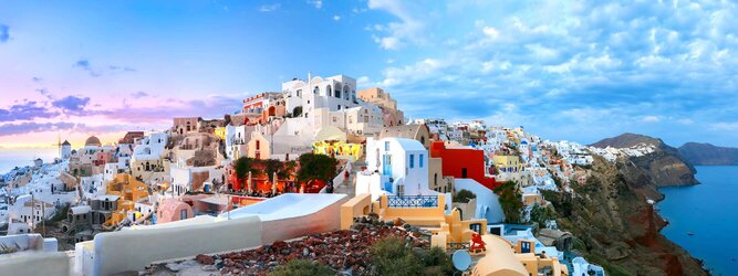 Trip Islands Feriendestination Griechenland - Wer kennt sie nicht, die märchenhaften Bilderbuchfotos von Santorin? Strahlend weiße Häuser mit leuchtend blauen Kuppeln, schmiegen sich an die Hänge der zerklüfteten Steilküste. Für die meisten der Inbegriff von Griechenland, jedoch Griechenland ist mehr – viel mehr! Die beliebtesten Orte für Ferien in Griechenland, locken mit besten Angebote für Hotels und Ferienunterkünfte mit Werbeaktionen, Rabatten, Sonderangebote für Griechenland Urlaub buchen.