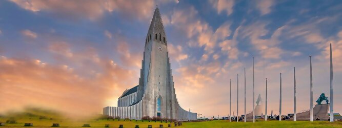 Trip Islands Reisetipps - Hallgrimskirkja in Reykjavik, Island – Lutherische Kirche in beeindruckend martialischer Betonoptik, inspiriert von der Form der isländischen Basaltfelsen. Die Schlichtheit im Innenraum erstaunt, bewegt zum Innehalten und Entschleunigen. Sensationelle Fotos gibt es bei Polarlicht als Hintergrundkulisse. Die Hallgrim-Kirche krönt Islands Hauptstadt eindrucksvoll mit ihrem 73 Meter hohen Turm, der alle anderen Gebäude in Reykjavík überragt. Bei keinem anderen Bauwerk im Land dauerte der Bau so lange, und nur wenige sorgten für so viele Kontroversen wie die Kirche. Heute ist sie die größte Kirche der Insel mit Platz für 1.200 Besucher.