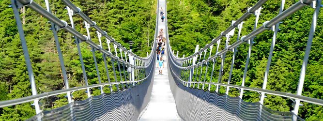 Trip Islands Reisetipps - highline179 - Die Brücke BlickMitKick | einmalige Kulisse und spektakulärer Panoramablick | 20 Gehminuten und man findet | die längste Hängebrücke der Welt | Weltrekord Hängebrücke im Tibet Style - Die highline179 ist eine Fußgänger-Hängebrücke in Form einer Seilbrücke über die Fernpassstraße B 179 südlich von Reutte in Tirol (Österreich). Sie erstreckt sich in einer Höhe von 113 bis 114 m über die Burgenwelt Ehrenberg und verbindet die Ruine Ehrenberg mit dem Fort Claudia.