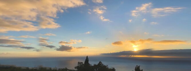 Trip Islands Reiseideen Pauschalreise - La Palma macht ihrem Beinamen, die Schöne, alle Ehre. Das Kleinod im Atlantik erstrahlt in sattem Grün, verziert mit hübschen landestypischen Villen in den weit gestreuten Dörfern, eingerahmt von weichen Wellen des dunkelblauen atlantischen Ozeans, am Himmel ziehen malerische Formationen, bauschiger weißer Schäfchenwolken. Eine Bilderbuchidylle zum Verlieben. Die beliebtesten Orte für La Palma Ferien, locken mit besten Angebote für Hotels und Ferienunterkünfte mit Werbeaktionen, Rabatten, Sonderangebote für La Palma Urlaub buchen. Reisedaten eingeben und Hotel Flug Mietwagen Attraktionen Taxis für eine La Palma Reise flexibel buchen. Sollten sich die Pläne ändern, sind viele der Unterkünfte und Zimmer auf La Palma kostenfrei stornierbar.