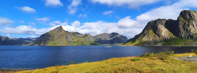 Trip Islands Reisetipps - Die Lofoten Inseln Norwegen – Skandinaviens eiskalte Schönheit fasziniert mit atemberaubenden Nordlichtern und geradezu außerirdisch imposanten Gebirgskulissen. Land der Mitternachtssonne am Polarkreis, ein Paradies für Wanderer, Naturfreunde, Hobbyfotografen und Instagram er/innen. Die Lofoten gehören zu Norwegen und liegen nördlich des Polarkreises. Erfahren Sie hier, was für eine einzigartige Landschaft die Lofoten zu bieten haben und was Sie dort erwartet. Vorsicht akutes Fernweh! Die meisten von Ihnen kennen wahrscheinlich die Lofoten. Man stellt sich malerische Fischerdörfer vor, umgeben von hohen Bergen und tiefblauen Fjorden.