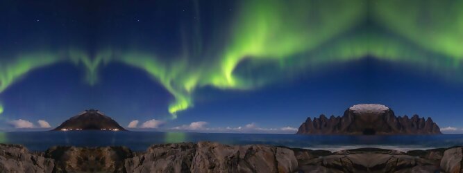 Trip Islands Reisetipps - Polarlichter Norwegen Tromso - Skandinaviens eiskalte Schönheit fasziniert mit atemberaubenden Nordlichtern und geradezu außerirdisch imposanten Gebirgskulissen. Land der Mitternachtssonne am Polarkreis, ein Paradies für Wanderer, Naturfreunde, Hobbyfotografen und Instagram er/innen. Tromsø liegt unter dem sogenannten „Nordpollichtoval“, das den magnetischen Nordpol wie ein Ring oder Gürtel umschließt. Hier wird das Polarlicht auch Aurora Borealis genannt. Aufgrund der Struktur des Erdmagnetfeldes sind sie in dieser Region auch in Zeiten geringer Sonnenaktivität besonders häufig und intensiv zu beobachten.