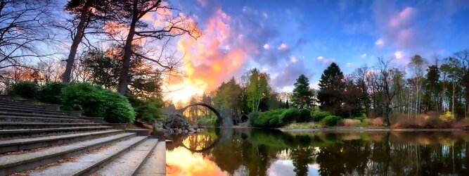 Trip Islands Reisetipps - Teufelsbrücke wird die Rakotzbrücke in Kromlau, Deutschland, genannt. Ein mystischer, idyllischer wunderschöner Ort; eine wahre Augenweide, wenn sich der Brücken Rundbogen im See spiegelt und zum Kreis vervollständigt. Ein märchenhafter Besuch, im blühenden Azaleen & Rhododendron Park. Der Azaleen- und Rhododendronpark Kromlau ist ein ca. 200 ha großer Landschaftspark im Ortsteil Kromlau der Gemeinde Gablenz im Landkreis Görlitz. Er gilt als die größte Rhododendren-Freilandanlage als Landschaftspark in Deutschland und ist bei freiem Eintritt immer geöffnet. Im Jahr 1842 erwarb der Großgrundbesitzer Friedrich Hermann Rötschke, ein Zeitgenosse des Landschaftsgestalters Hermann Ludwig Heinrich Fürst von Pückler-Muskau, das Gut Kromlau.