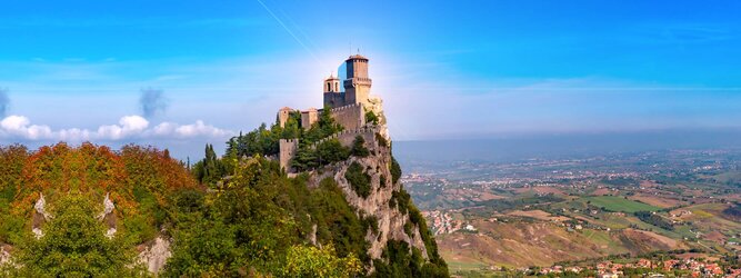Trip Islands Urlaubsdestination - San Marino – Hol ihn dir – den heißbegehrten Einreise-Stempel von San Marino. Nimm deinen Reisepass, besuche die örtliche Tourismusbehörde, hier wird die kleine Trophäe in dein Reisedokument gestempelt, es sieht gut aus und ist eine supertolle Urlaubserinnerung. Dieses neue Trendy-Reiselust-Souvenir passt ausgezeichnet zu den anderen außergewöhnlichen Stempeln deiner vergangenen Reisen. San Marino ist ein sehr interessanter Zwergstaat, eine Enklave, vollständig von Italien umgeben, eine der ältesten bestehenden Republiken und eines der reichsten Länder der Welt. Die beliebtesten Orte für Ferien in San Marino, locken mit besten Angebote für Hotels und Ferienunterkünfte mit Werbeaktionen, Rabatten, Sonderangebote für San Marino Urlaub buchen.