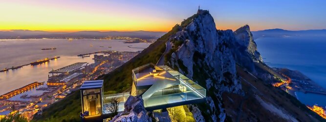 Trip Islands Reisetipps - Ein ehemaliger militärischer Aussichtspunkt, der in eine hochmoderne Glasplattform und einen Gehweg umgewandelt wurde, der einen unvergleichlichen Blick über das Mittelmeer bietet. Ein ununterbrochener 360º-Panorama-Aussichtspunkt, der so spektakulär ist wie nirgendwo sonst auf der Welt. Betreten Sie die 360-Grad-Umgebung und bekommen Sie ein Gefühl für die Freiheit und die Heiterkeit, die Sie beim Skywalk erleben werden. Die Militärgeschichte Gibraltars während des Zweiten Weltkriegs veranschaulicht Gibraltars Position als britische Festung seit dem frühen 18. Während des Zweiten Weltkriegs spielte Gibraltar eine wichtige Rolle sowohl im Atlantic Theatre als auch im Mediterranean Theatre und kontrollierte praktisch den gesamten Seeverkehr in und aus dem Mittelmeer vom Atlantischen Ozean.